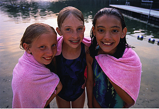 肖像,三个女孩,泳衣,毛巾,靠近,游泳,水塘