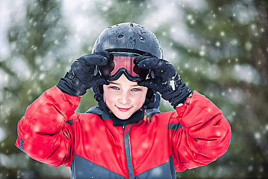 男孩,戴着,头盔,滑雪护目镜,看镜头,微笑,雪