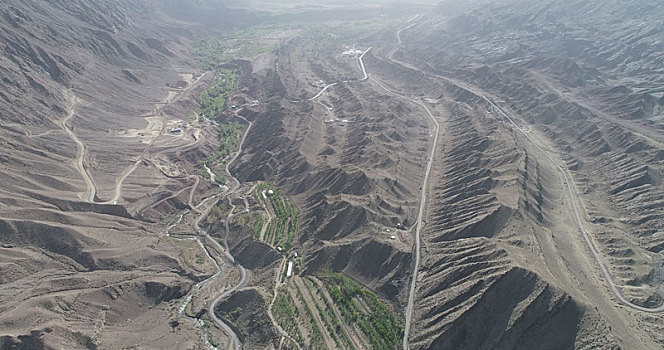 新疆哈密,航拍天山山区的地质构造与山区公路