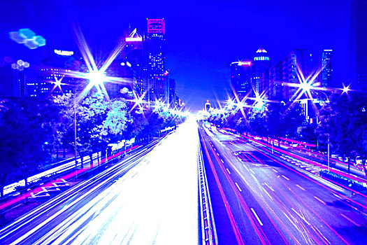 夜晚城市道路上的车灯形成了美丽的光线