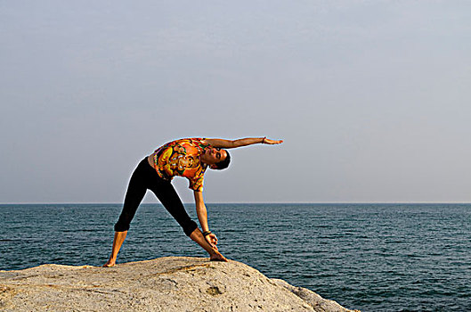 女人,瑜珈,位置,海洋,坎牙库马里,泰米尔纳德邦,印度,亚洲