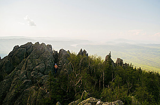 后视图,10多岁,男性,远足,攀登,崎岖,岩石构造,俄罗斯
