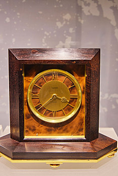 辽宁省大连博物馆馆藏文物,瑞士20世纪木制座钟