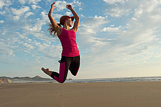 年轻,女人,跳跃,空气,海滩