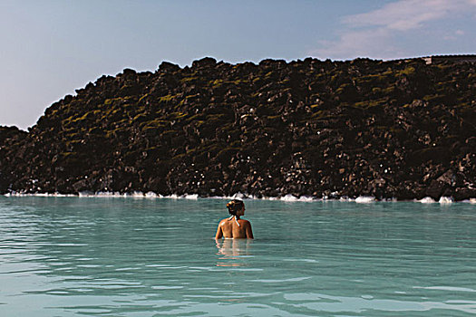 后视图,中年,女人,齐腰深,蓝色泻湖,温泉,冰岛