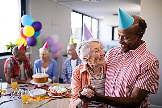 高兴,老年,夫妻,穿,派对帽,朋友,生日庆贺