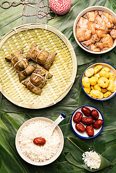 制作端午节传统美食粽子