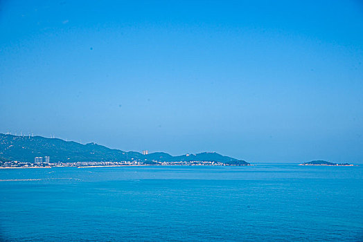 广东省汕头市南澳岛阳光沙滩上的海岛