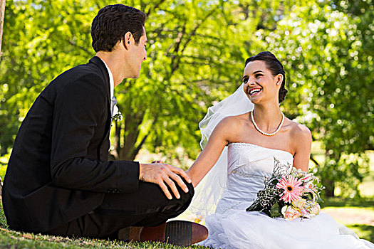 高兴,新婚夫妇,坐,公园
