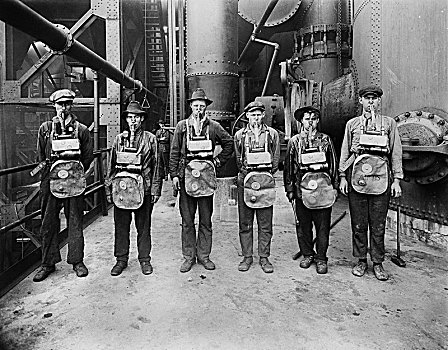 男人,穿,防毒面具,站立,工业建筑,底特律,20年代,安全,预防,历史