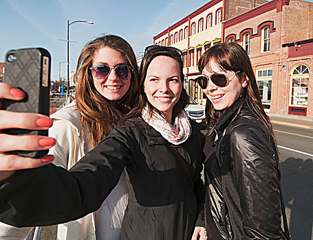三个女人,年轻,微笑,相机,享受,观光,市区,维多利亚,不列颠哥伦比亚省,加拿大