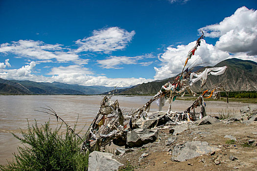 西藏雅鲁藏布江边的水葬台
