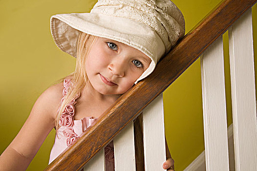 女孩,肖像,倚靠,迎面,阶梯,栏杆