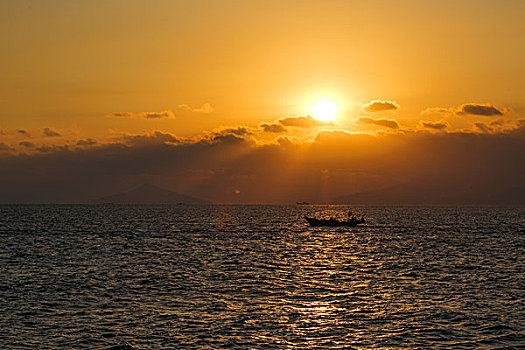 大海日出与渔船相映成景