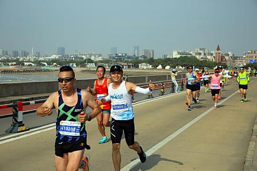 山东日照,首届首站全国职工马拉松奔跑在,最美赛道