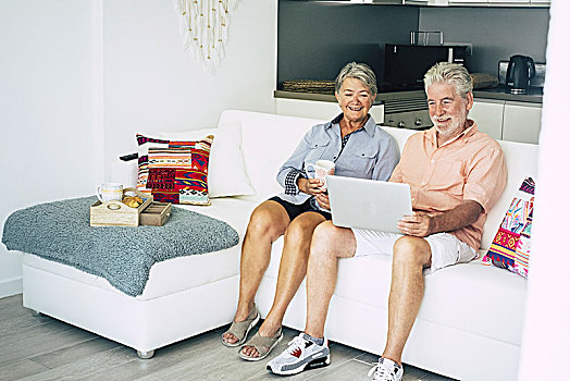 白人,美女,老年夫妇,在家,坐,沙发,使用,科技,互联网,联系,笔记本电脑,一起,看,早餐,食物,茶,高兴,退休,人,生活