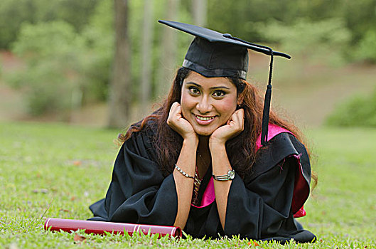 印度,女性,毕业,绿色背景