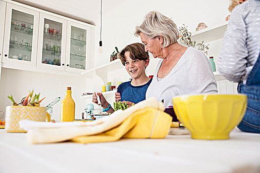 老年,女人,准备,蔬菜,厨房用桌,孙辈