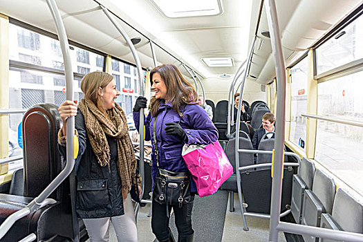 乘客,交谈,相互,电,巴士