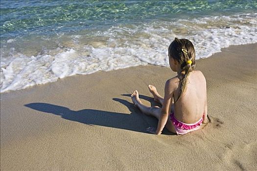 小女孩,坐,海滩,萨丁尼亚,意大利