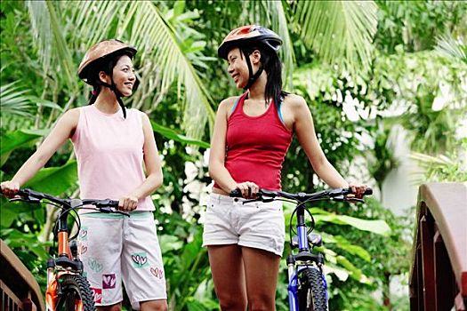 两个女人,站立,自行车,微笑