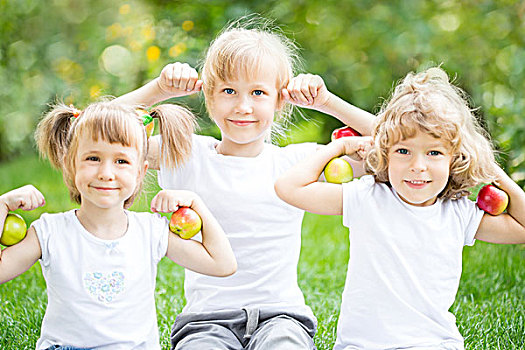 高兴,孩子,苹果,春天,绿色背景,健身,概念