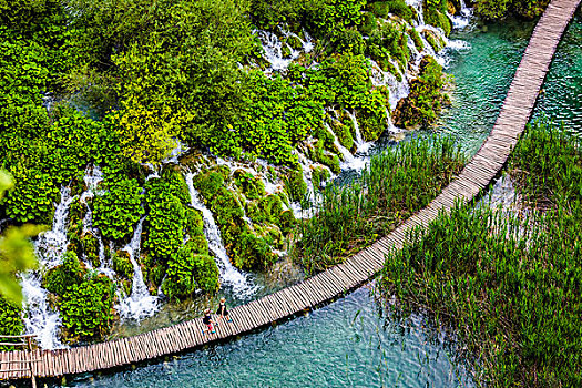 步行桥,穿过,青绿色,湖水,瀑布,十六湖国家公园,克罗地亚