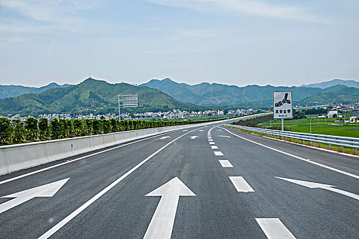 山谷中的高速公路