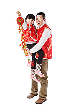抱在一起过春节的父女