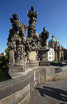 捷克首都布拉格市的地标,伏尔塔瓦河上的查理大桥