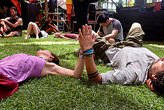 女人,男人,握手,躺下,草地,瑜珈,节日