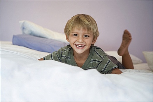 金发,男孩,4-6岁,躺着,床,微笑,头像,倾斜
