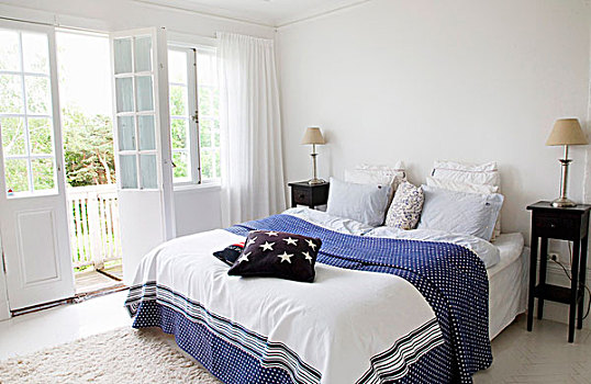 双人床,蓝色,白色,图案,被面,暗色,木头,床头柜,卧室
