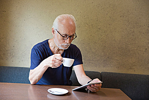老人,喝咖啡,平板电脑