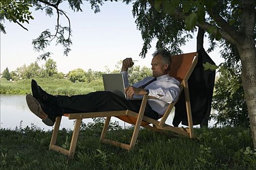 商务人士,折叠躺椅,笔记本电脑,河