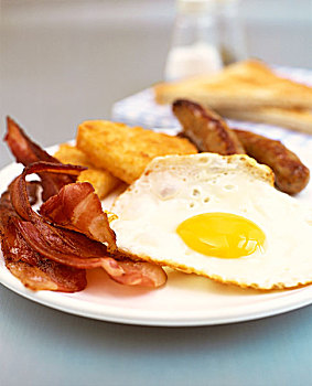 咸肉,鸡蛋,和香肠,早餐