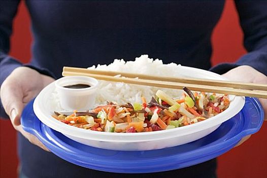 亚洲人,蔬菜,米饭,酱油,塑料餐具