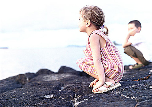 两个孩子,蹲,岩石上,靠近,海洋