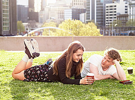 年轻,情侣,咖啡时间,草地,墨尔本,维多利亚,澳大利亚