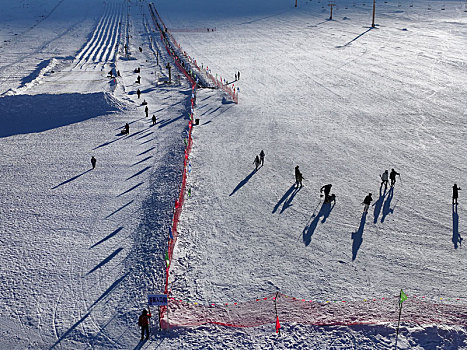 新疆哈密,滑雪场上的身影