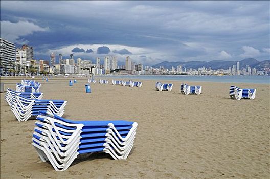 折叠躺椅,乌云,坏天气,危机,干盐湖,海滩,贝尼多姆,白色海岸,阿利坎特,西班牙,欧洲