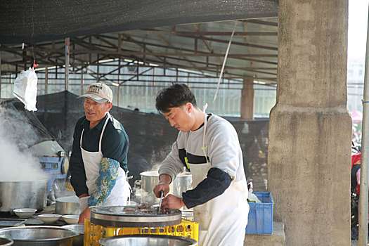 山东省日照市,农村大集上人们排长队,只为一口热乎乎的羊肉汤