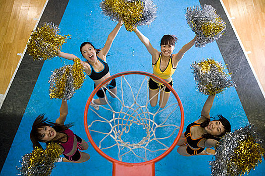 篮球比赛中啦啦队的精彩表演