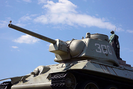 德国首都柏林苏军烈士纪念碑的苏联t34坦克