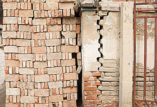 开裂的墙和砖垛acrackedwallandbrickpile
