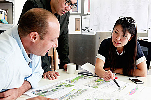 团队,三个,建筑师,讨论,概念,蓝图,办公室