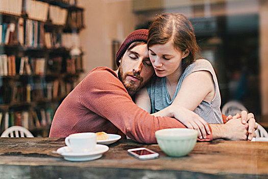 年轻,情侣,咖啡,搂抱