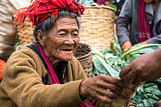 微笑,女人,女销售员,山里人,市场,卡劳,掸邦,缅甸,亚洲