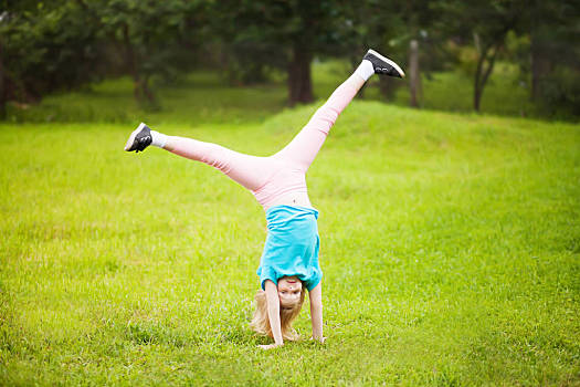 动作,小,女学生,翻跟头,运动,女孩,翻滚,转,翻筋斗,公园,晴朗,夏天