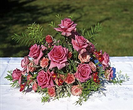 玫瑰插花,白色背景,桌布,装饰,节日,婚礼